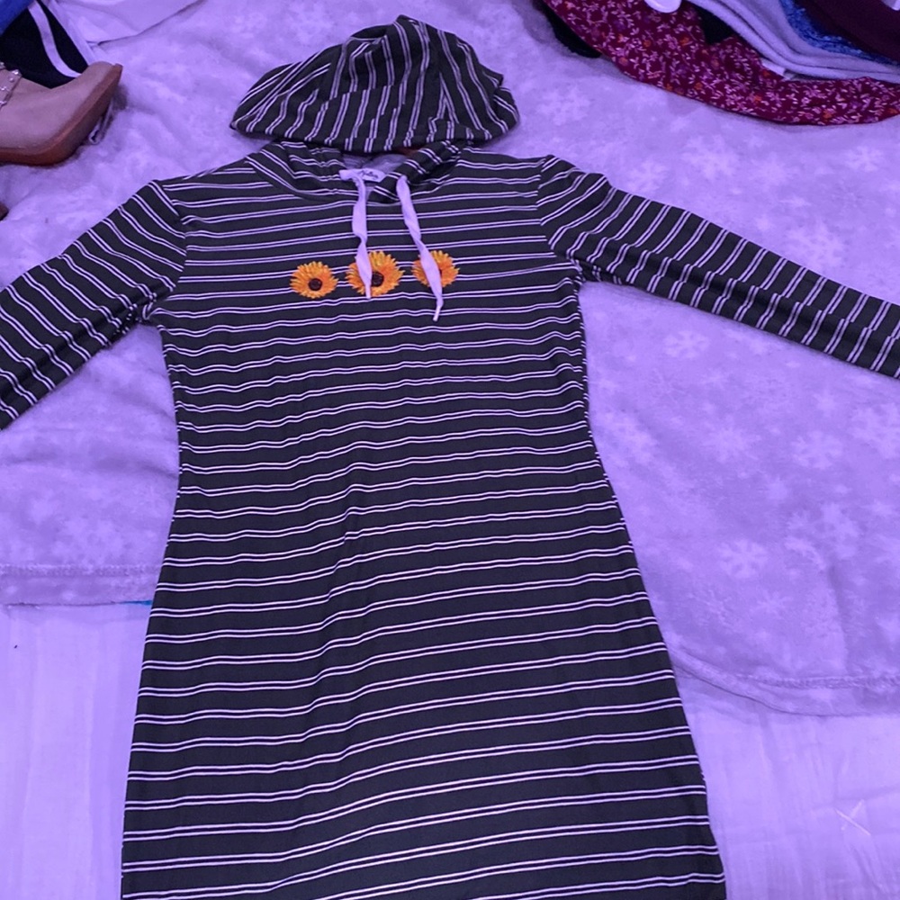 It’s a green not long dress that has a hoodie attached to it it’s long sleeves.